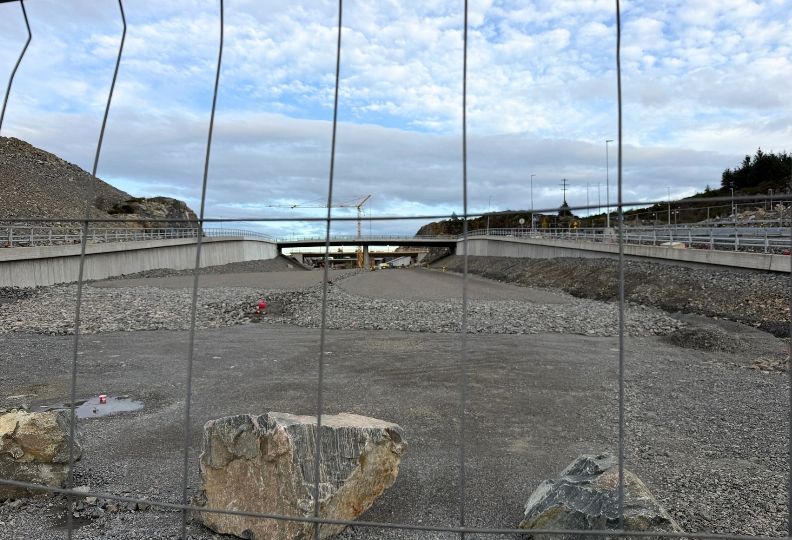 Motorvegen over Bildøy tar sakte, men sikkert form. Men når opnar den? Arbeid
